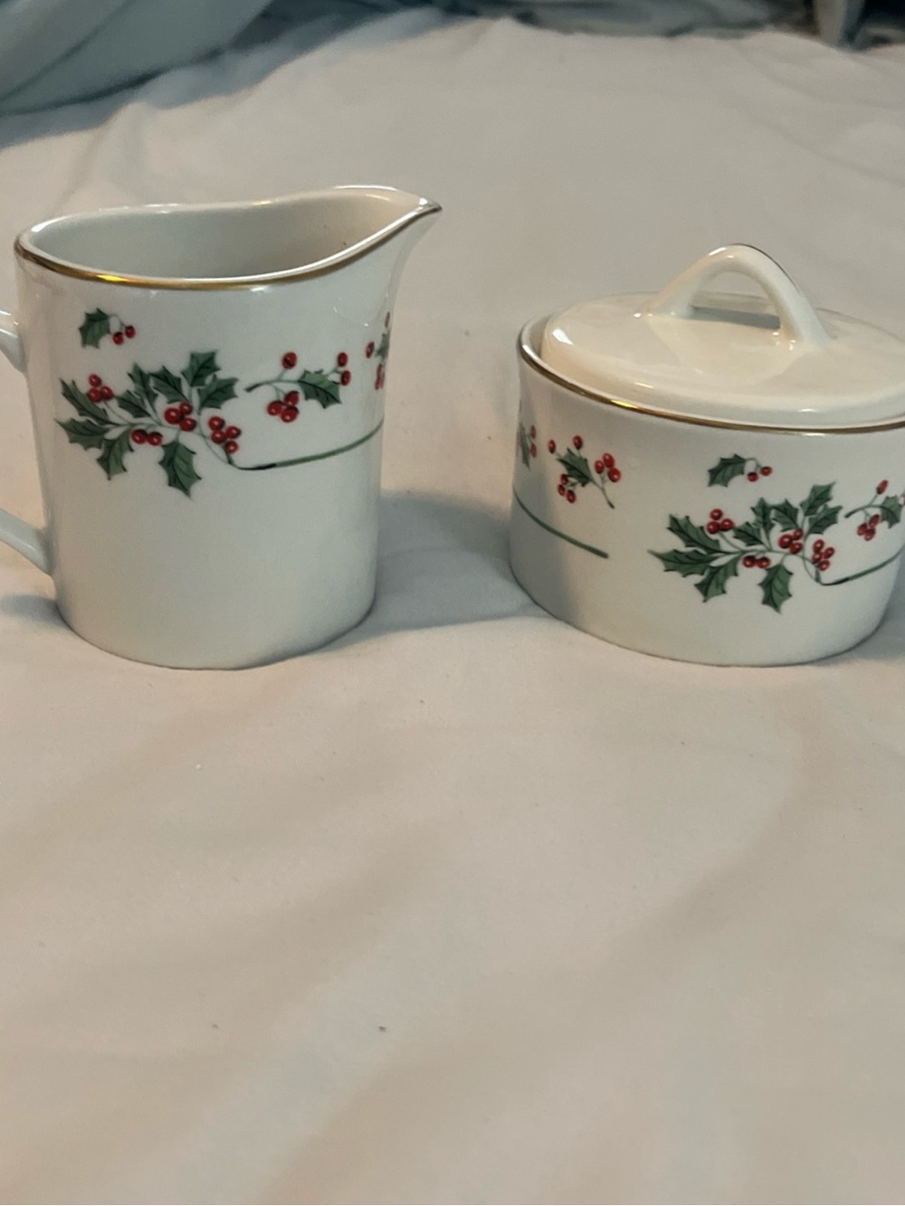 Gibson vintageWhite Ceramic Creamer & Sugar Set with Red Berries and Green Holly